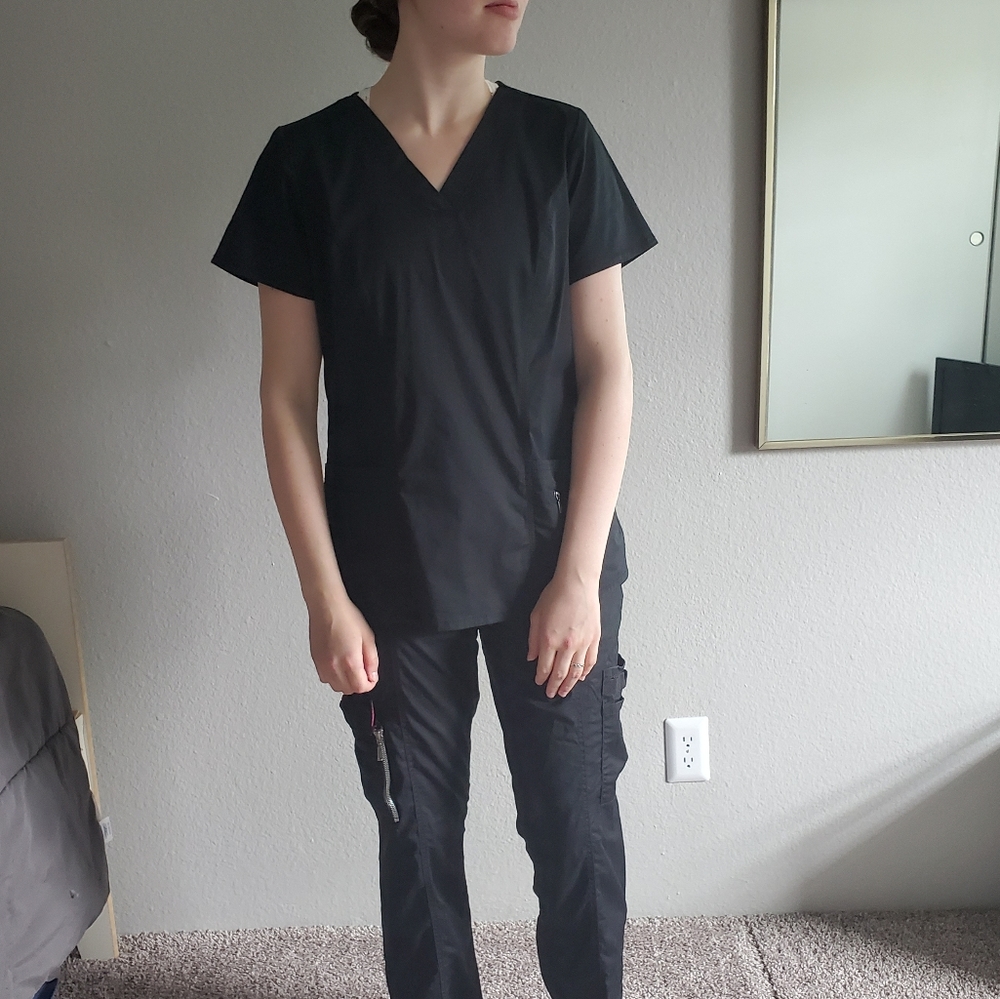 Black Ellie 4 Pocket V-Neck Scrub Top